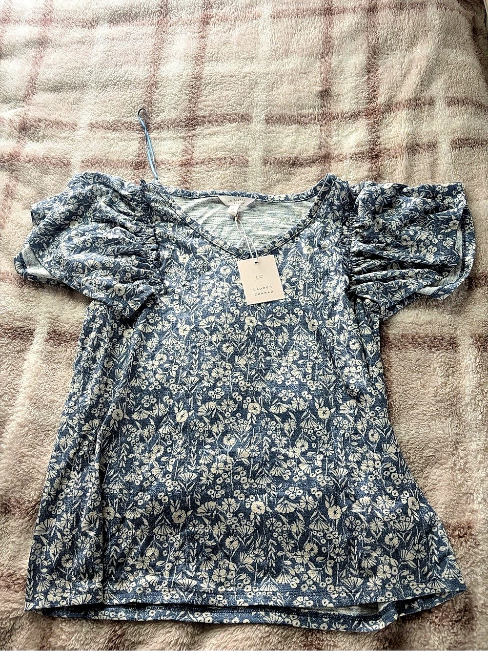LC Lauren Conrad Flutter Sleeve Tee Floral in Blue Size